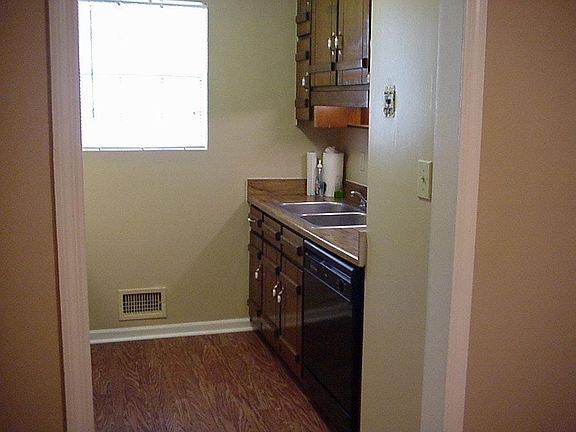 Kitchen : Appliances - Refrigerator, dishwasher & vent-hood, gas stove
