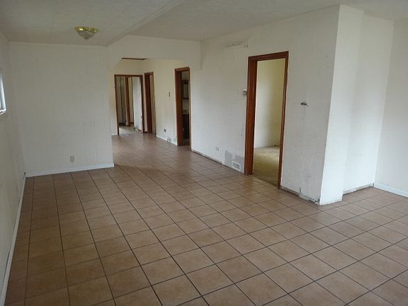 3rd image of 2732 S 58th Ct