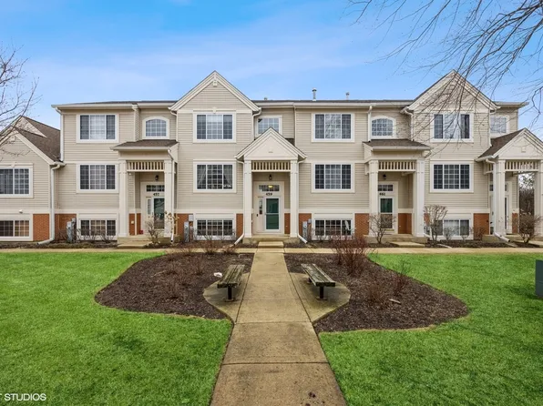 459 Cary Woods Cir, Cary, IL 60013