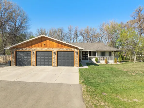 715 37th St SW, Minot, ND 58701