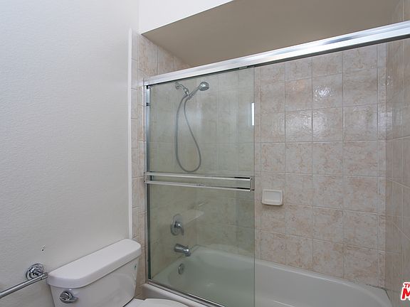 4th image of 817 N Croft Ave #3