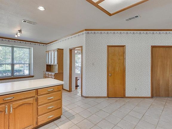 3rd image of 918 Angela Dr