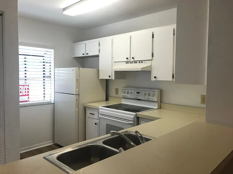 807 SW 60th Ter — Photo 7