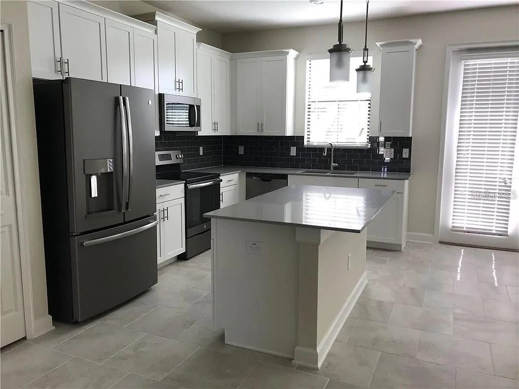 4 bed, 3.5 bath, 1945 sqft, $2,695 — Photo 3