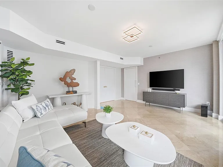 5801 Collins Ave #700 — Photo 15