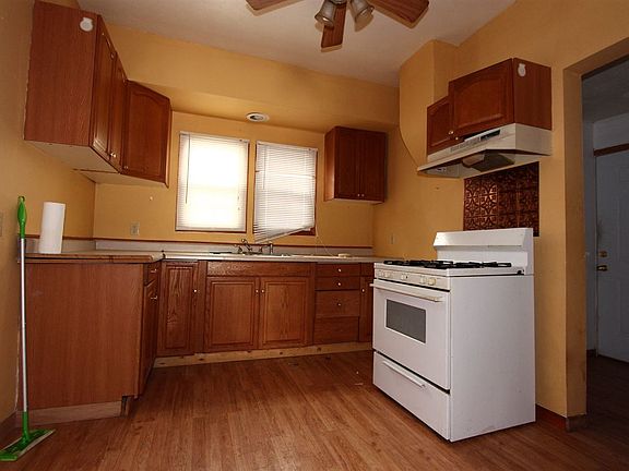 4th image of 1405 Lincoln Way W