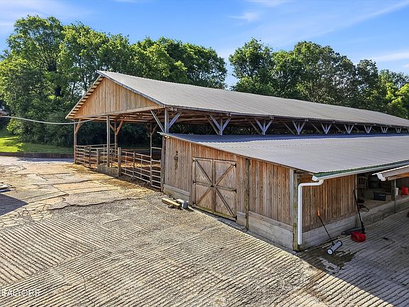 4th image of 455 Hiwassee Rd