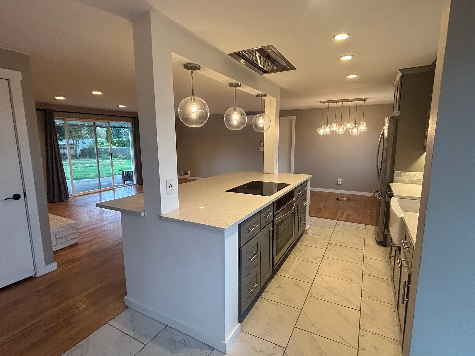 3 bed, 1200 sqft, $3,195 — Photo 2