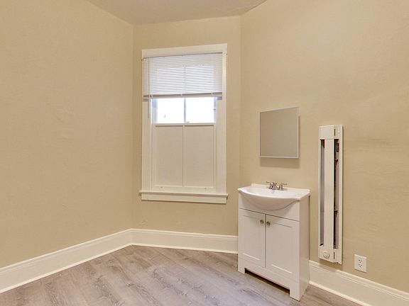 5th image of 124 Waverly Pl #207