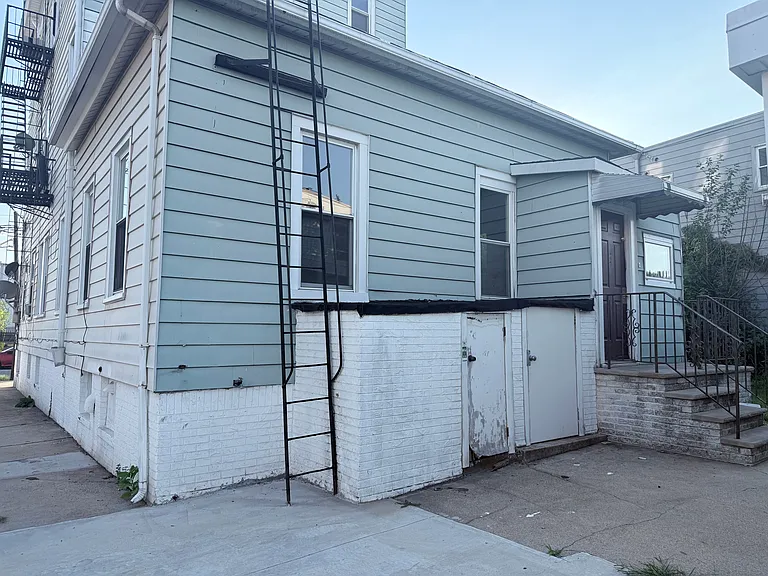 425-427 3rd Ave #B — Photo 39