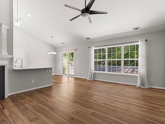 4th image of 12 Knoll Ridge Dr