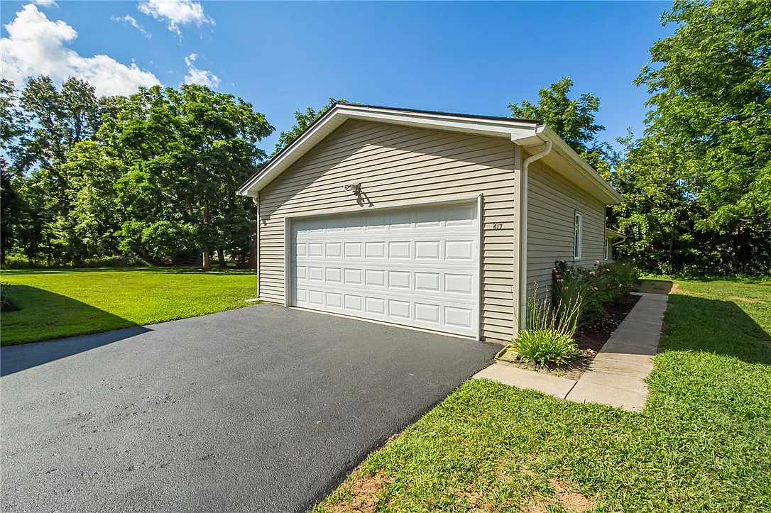 2 bed, 1.0 bath, 1133 sqft, $2,195 — Photo 2