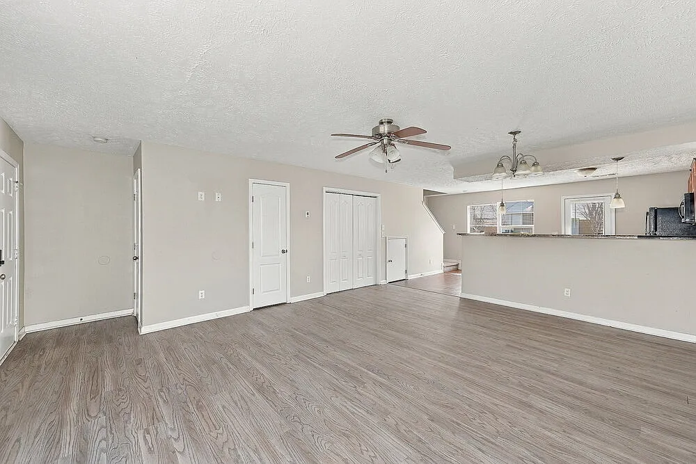 3 bed, 2.5 bath, 1356 sqft, $1,870 — Photo 4