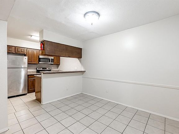 4th image of 2110 Wilcrest Dr APT 221