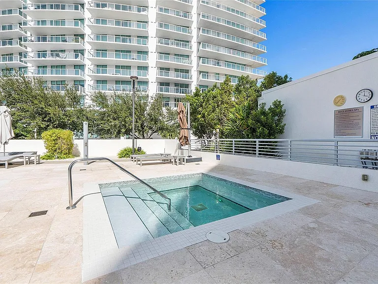 6620 Indian Creek Dr #315 — Photo 41