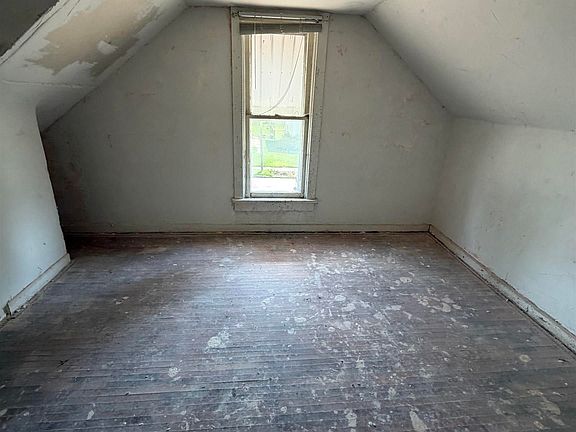 5th image of 2914 Holton Ave