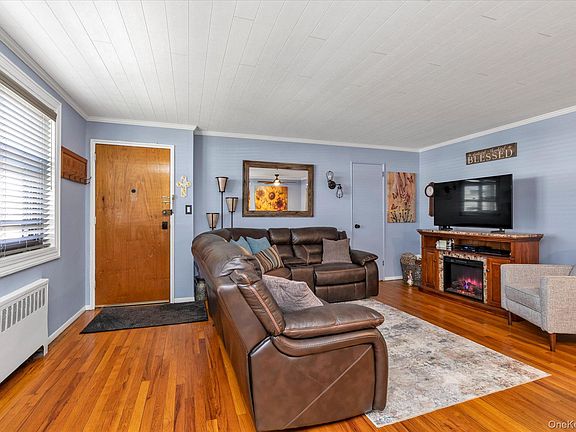 3rd image of 21-41 Utopia Parkway #LOWER