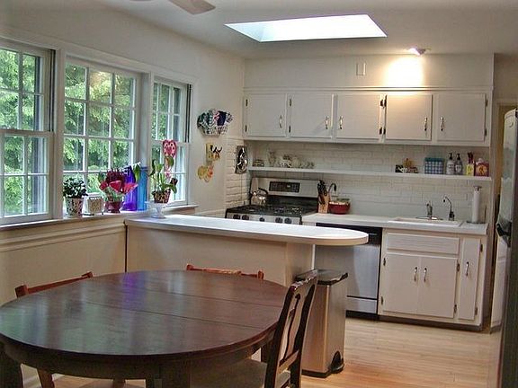 4th image of 23 Leslie Ln
