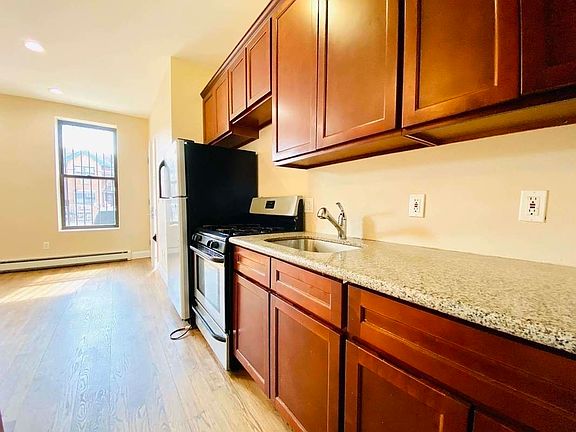 5th image of 239 Marion St #1A