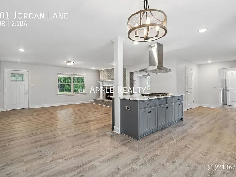 101 Jordan Ln — Photo 4