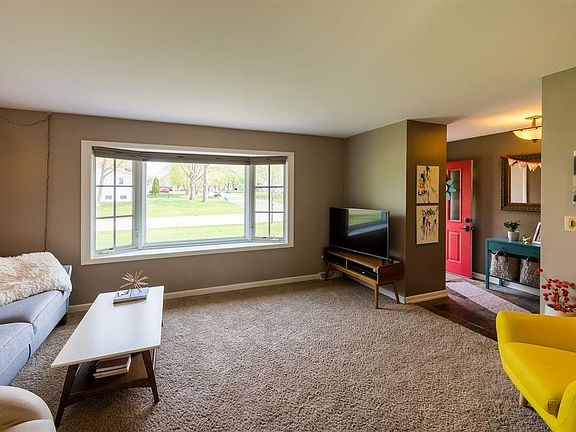 3rd image of 1923 Greenhill Dr