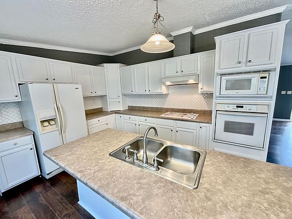 4th image of 154 Country Village Dr E