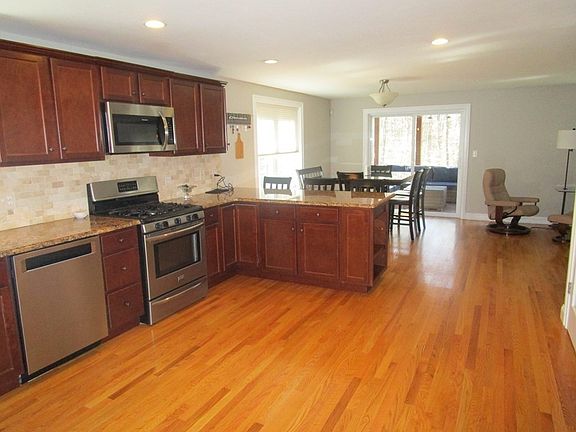 5th image of 45 Carriage Hill Dr