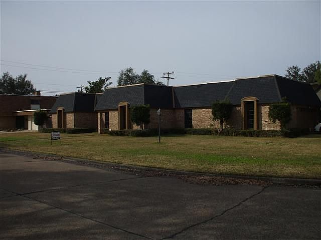 1st image of 2749 Bridle Path Dr