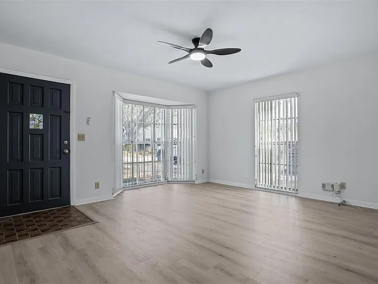 812 W Warren Ave — Photo 2