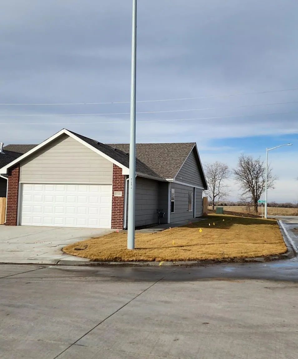 3 bed, 1200 sqft, $1,550 — Photo 1