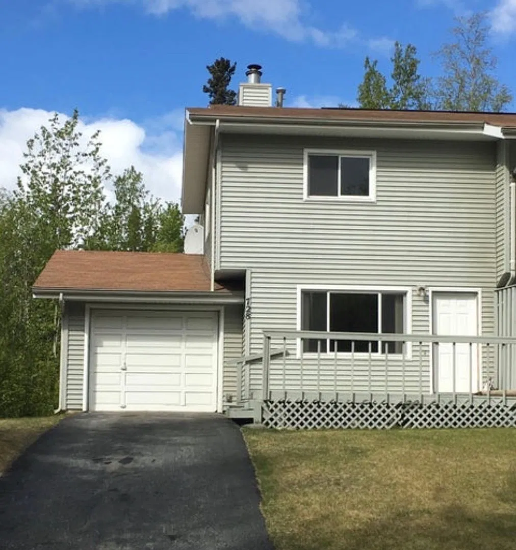 Beautifully updated 3 bedroom townhouse style condo with garage! Great location, close to ameniti... — Photo 1
