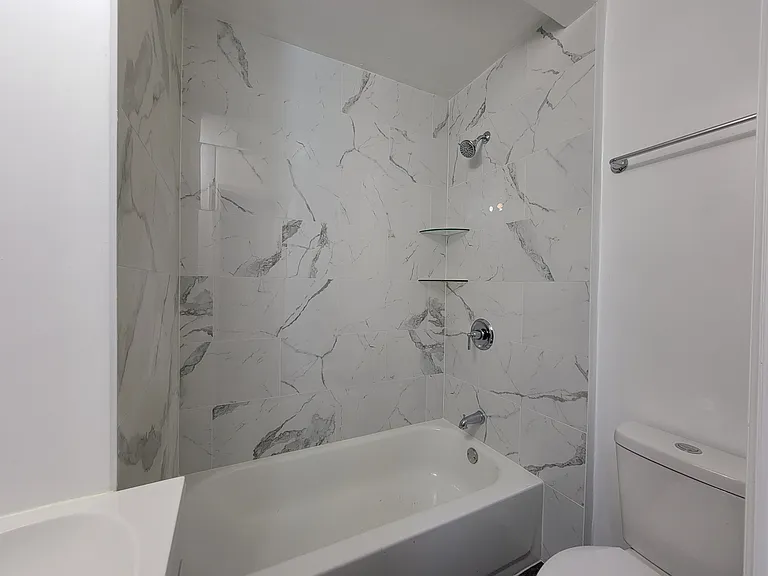 15704 Meridian Ave — Photo 5