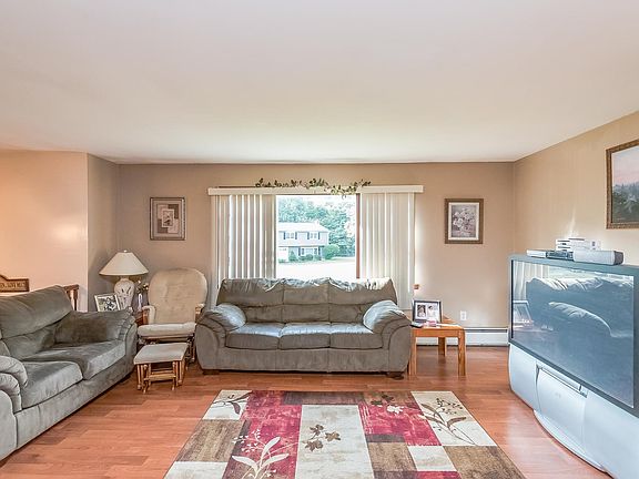 2nd image of 22 Nanuwitt Ln