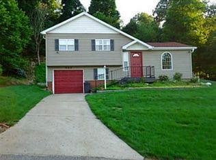 906 Hurl Dr, Pittsburgh, PA 15236