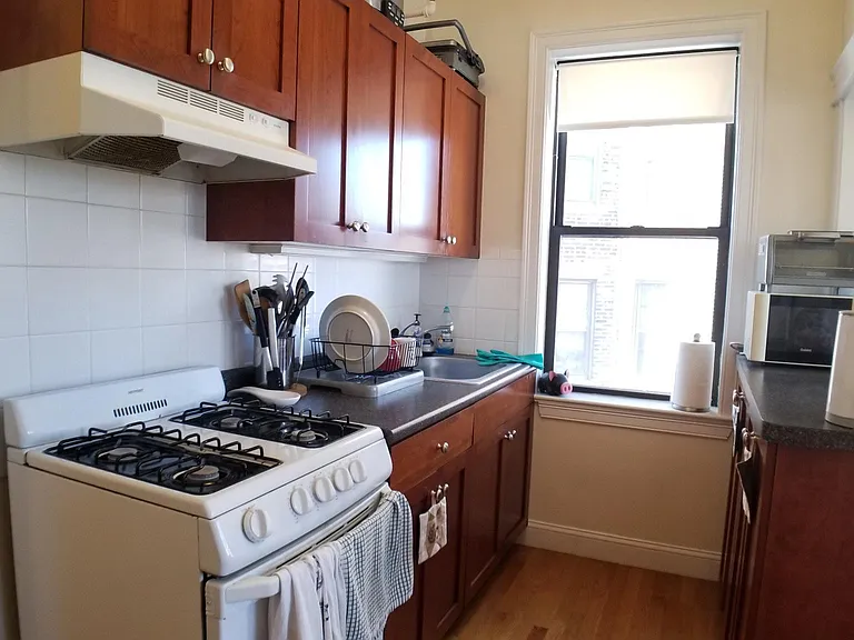 4 Park Vale Ave #2 — Photo 5