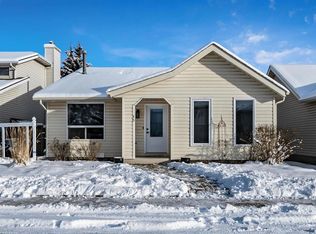 15 W Woodford Cres SW, Calgary, AB T2W 4C5