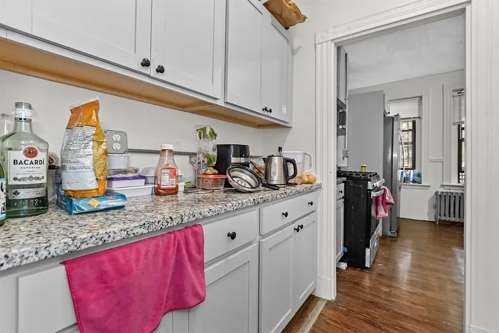 5 bed, 9999 sqft, $5,900 — Photo 3