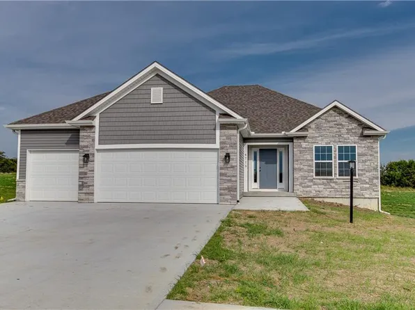 4715 Woodland Shores Dr, Saint Joseph, MO 64505