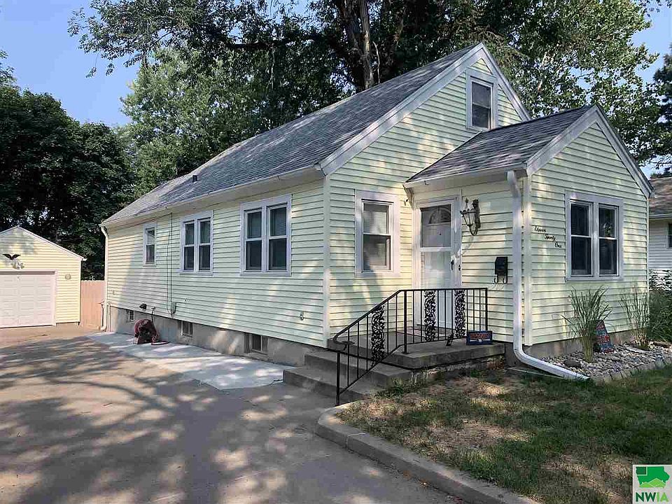 1st image of 1121 S Helen St