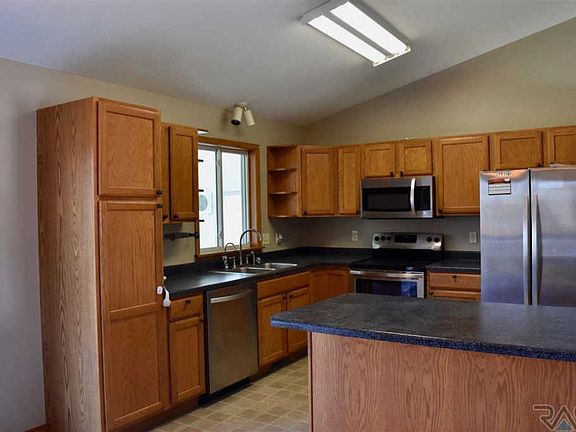 4th image of 504 Honeysuckle Dr