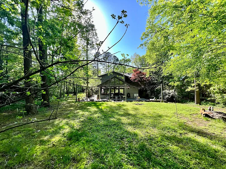 15 Harvey Pl — Photo 1