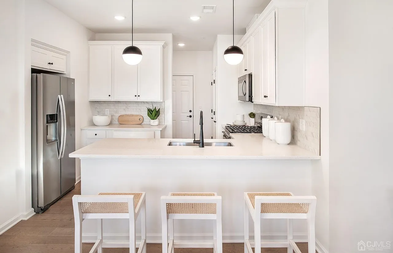 2 bed, 1004 sqft, $2,900 — Photo 3