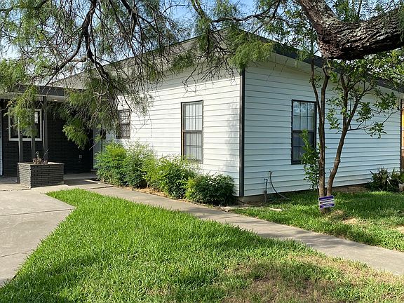 Monthly rent includes landscaping service!