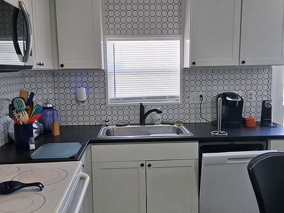 3rd image of 648 Fairmount Dr