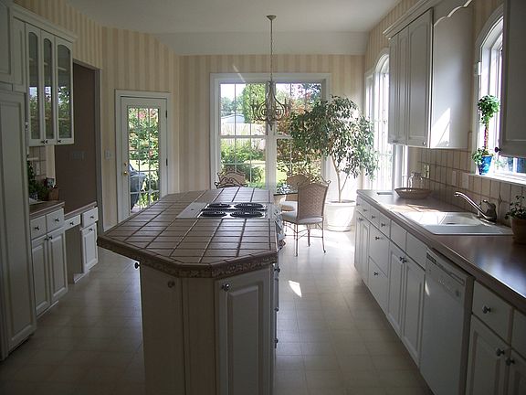 Kitchen w/ breakfast nook