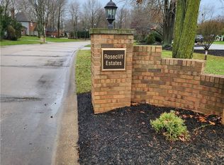 Rosecliff Dr, Lorain, OH 44053