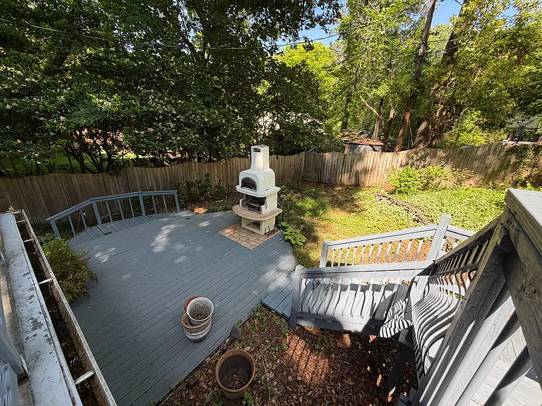 704 Sussex Ct — Photo 18