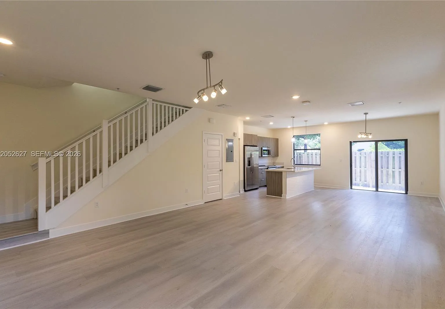 3 bed, 2.5 bath, 1429 sqft, $3,600 — Photo 4