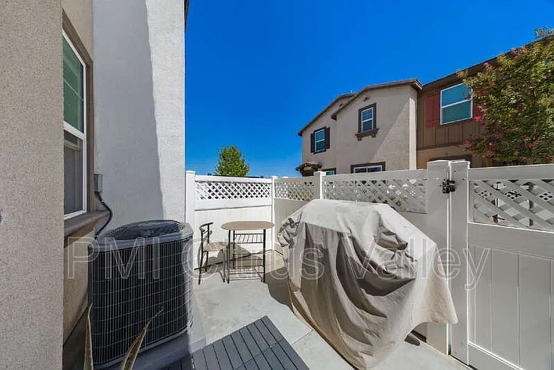 3 bed, 2.5 bath, 1484 sqft, $3,275 — Photo 4