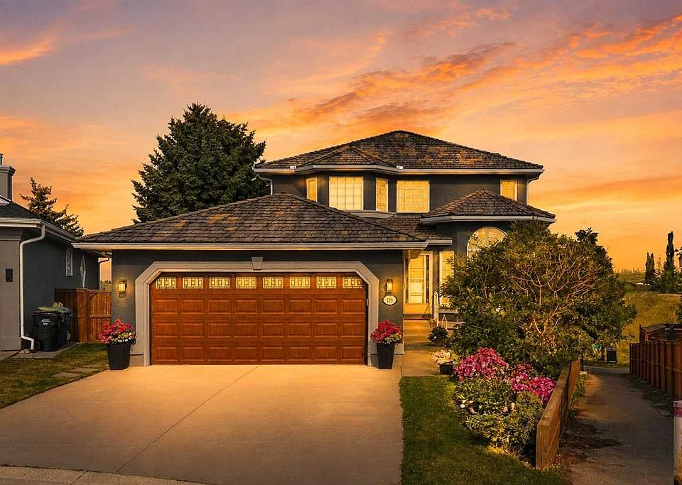 1st image of 122 E Sceptre Close NW